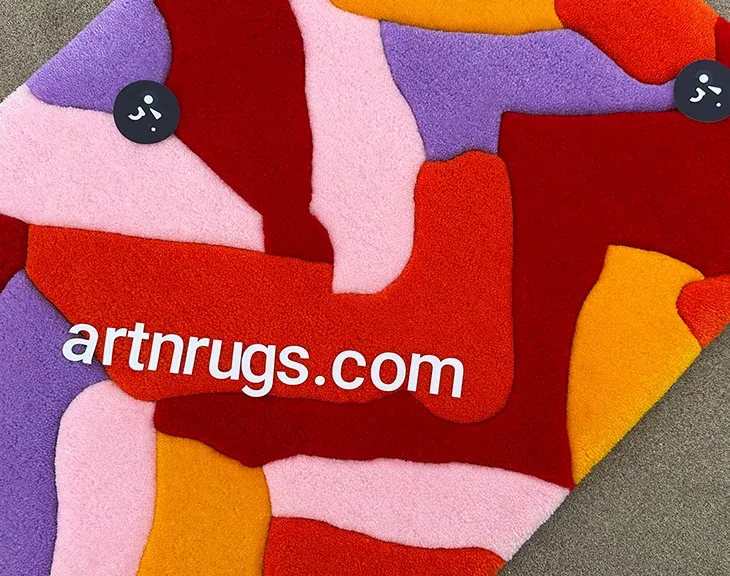 Close-up of the geometric rug pattern with an artnrugs.com watermark.