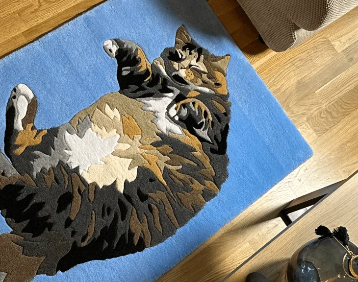 Side view of the full-body cat portrait rug.