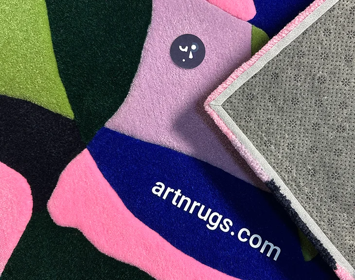 Gros plan sur le tapis révélant de douces fibres acryliques de couleurs vives